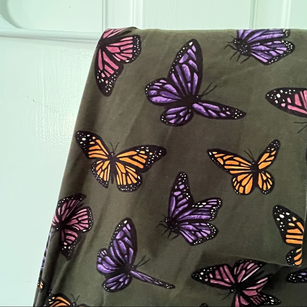 One Pair EUC lularoe green butterfly leggings OS